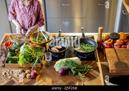 Frau, die zu Hause gesundes und leckeres Essen kocht Stockfoto