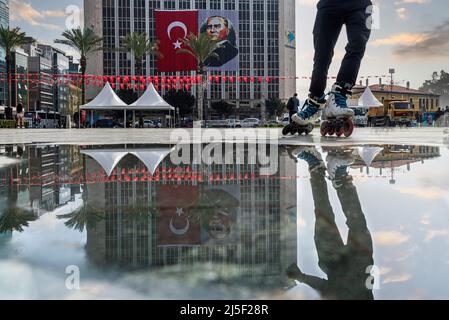 04,22,2022,Konak,Izmir,Türkei,Vorbereitung des Platzes der Republik Izmir für die Zeremonie vor den Feierlichkeiten am 23. April und eine reflektierte Sicht Stockfoto