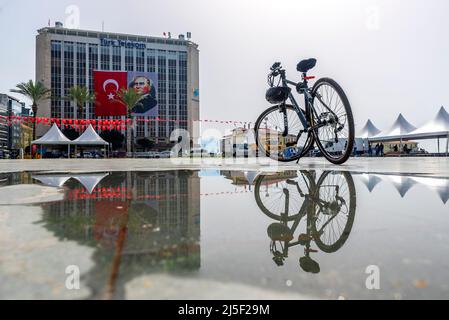 04,22,2022,Konak,Izmir,Türkei,Vorbereitung des Platzes der Republik Izmir für die Zeremonie vor den Feierlichkeiten am 23. April und eine reflektierte Sicht Stockfoto