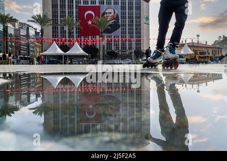 04,22,2022,Konak,Izmir,Türkei,Vorbereitung des Platzes der Republik Izmir für die Zeremonie vor den Feierlichkeiten am 23. April und eine reflektierte Sicht Stockfoto
