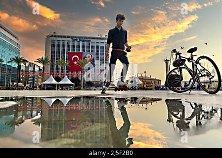 04,22,2022,Konak,Izmir,Türkei,Vorbereitung des Platzes der Republik Izmir für die Zeremonie vor den Feierlichkeiten am 23. April und eine reflektierte Sicht Stockfoto