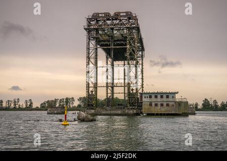 Karnin, Mecklenburg-Vorpommern, Deutschland - 08. Oktober 2020: Die Überreste der Eisenbahnliftbrücke Stockfoto