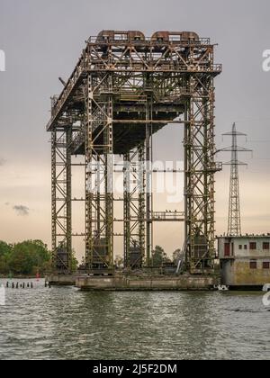 Karnin, Mecklenburg-Vorpommern, Deutschland - 08. Oktober 2020: Die Überreste der Eisenbahnliftbrücke Stockfoto