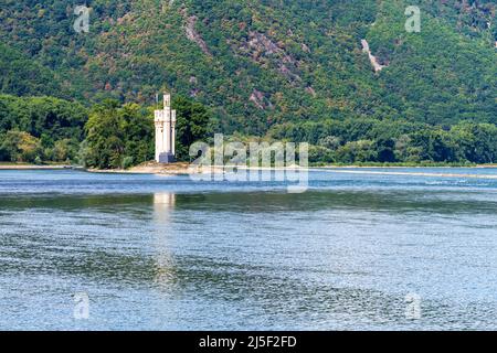 Bingen am Rhein, Rheinland-Pfalz, Deutschland - 19. August 2020: Blick auf den Rhein und den Maesteturm, vom Rhein-nahe-Eck aus gesehen Stockfoto