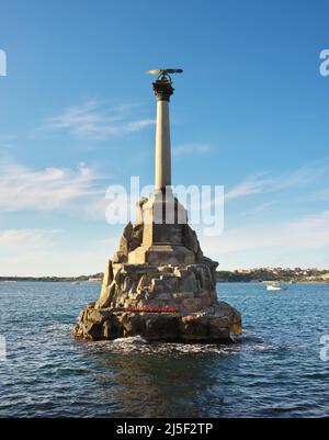 Denkmal für die versenkten Schiffe. Blick von der Sewastopoler Promenade. Stockfoto