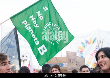 Buenos Aires, Argentinien; 22. April 2022: Earth Day Demonstration, Menschen und Flagge der Umweltbewegung Freitags für die Zukunft mit der Botschaft Th Stockfoto