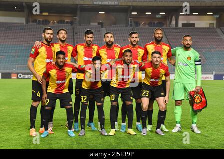 Tunis, Tunesien. 22. April 2022. Die Spieler von Esperance Tunis stehen beim Viertelfinale der CAF Champions League zwischen Esperance Tunis und es Setif in Tunis an. (Endergebnis; Esperance Sportive Tunisia 0:1 es Setif Algerien) Credit: SOPA Images Limited/Alamy Live News Stockfoto