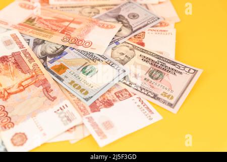 Verschiedene Geldscheine in Banknoten von 100 Euro, 100 Dollar und russischer Rubel als Hintergrund. Blick von oben. Stockfoto