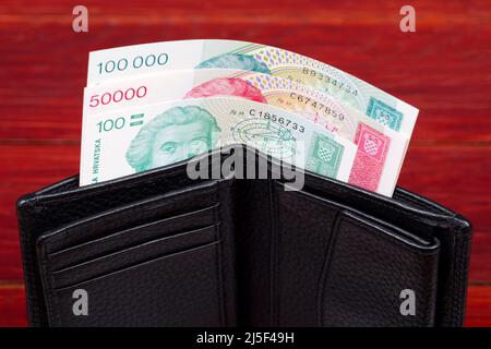 Altes kroatisches Geld - Dinar in der schwarzen Brieftasche Stockfoto