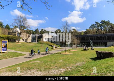 Genk, Belgien - 16. April 2022: Kosmodrom-Observatorium am Eingang Kattevennen im Nationalpark Hoge Kempen in Genk Belgium Stockfoto