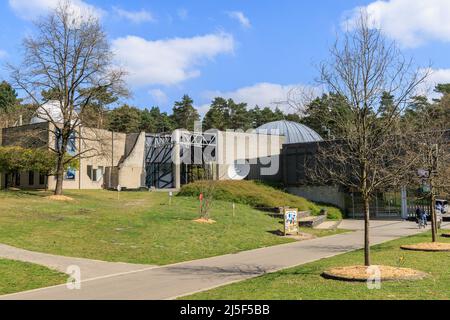 Genk, Belgien - 16. April 2022: Kosmodrom-Observatorium am Eingang Kattevennen im Nationalpark Hoge Kempen in Genk Belgium Stockfoto