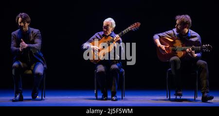 Sadlers Wells, London. 20. April 2022. Solera: Generalprobe für eine Flamenco-Produktion zur Weltpremiere (20-24. April) vereint Paco Peña und die langjährige Mitarbeiterin, Regisseurin Jude Kelly. Bild (von links nach rechts): Ivan Carpio, Flamenco-Sänger; Paco Peña, Flamenco-Gitarre; Dani de Morón, Flamenco-Gitarre. (Siehe zusätzliche Informationen zur Verwendung). Kredit: Malcolm Park/Alamy Stockfoto