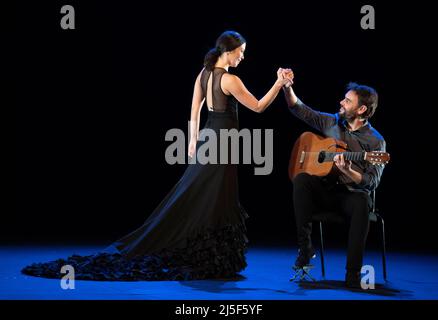 Sadlers Wells, London. 20. April 2022. Solera: Generalprobe für eine Flamenco-Produktion zur Weltpremiere (20-24. April) vereint Paco Peña und die langjährige Mitarbeiterin, Regisseurin Jude Kelly. Bild: Die Flamenco-Tänzerin Adriana Bilbao und der Flamenco-Gitarrist Dani de Morón. (Siehe zusätzliche Informationen zur Verwendung). Kredit: Malcolm Park/Alamy Stockfoto