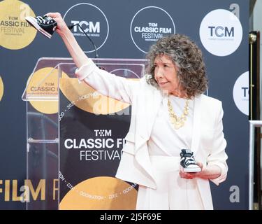 22. April 2022, Hollywood, Kalifornien, USA: Lily Tomlin nimmt an der Hand- und Fußabdruck-Zeremonie zu Ehren von Lily Tomlin beim TCM Classic Film Festival 2022 Teil. (Bild: © Billy Bennight/ZUMA Press Wire) Stockfoto