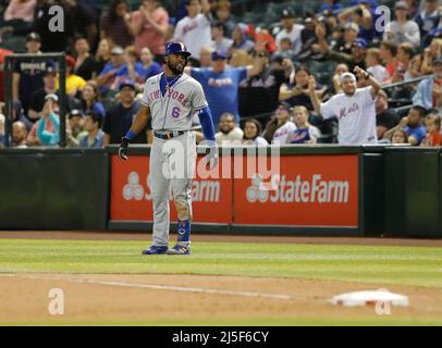 Phoenix, Arizona, USA. 22. April 2022. Starling Marte (6) von den New York Mets wird zwar ausgerufen, aber das Spiel wird umgedreht, so dass der Startschuss an der Spitze der 10. Innings zwischen den New York Mets und den Arizona Diamondbacks im Case Field in Phoenix, Arizona, liegen kann. Michael Cazares/Cal Sport Media. Kredit: csm/Alamy Live Nachrichten Stockfoto