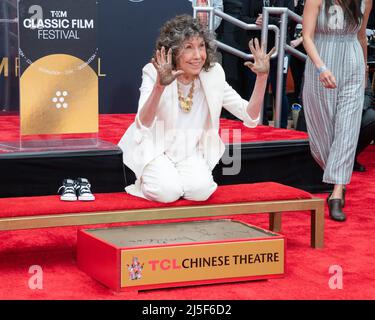 22. April 2022, Hollywood, Kalifornien, USA: Lily Tomlin nimmt an der Hand- und Fußabdruck-Zeremonie zu Ehren von Lily Tomlin beim TCM Classic Film Festival 2022 Teil. (Bild: © Billy Bennight/ZUMA Press Wire) Stockfoto