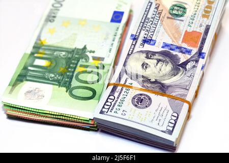 Stapel amerikanischer Geldscheine mit europäischen Geldscheinen, Stapel von US-Dollar, 100 Dollar einhundert Dollar und €100 hundert Euro Stockfoto