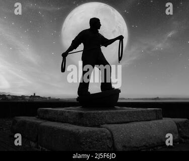 Newlyn Fisherman Statue von Moonlite, Eine Bronzestatue zu Ehren der Fischer, die dort ihr Leben verloren haben. Die Statue befindet sich zwischen newlyn und penzance. Stockfoto