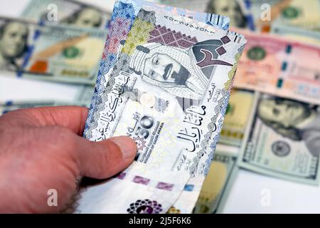 Mann Hand hält einen Stapel von 200 zweihundert saudischen riyals Banknoten Geld, Ausgaben, Geben und Verwenden von Geld-Konzept, Zahlen und Kaufen mit Banknoten Stockfoto