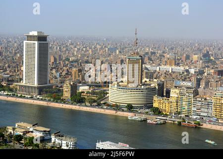 Kairo, Ägypten, Mai 18 2018: Luftaufnahme der Skyline von Kairo am Nilufer mit ägyptischem Radio- und Fernsehgebäude auf der rechten Seite und minis Stockfoto