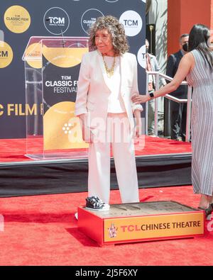 22. April 2022, Hollywood, Kalifornien, USA: Lily Tomlin nimmt an der Hand- und Fußabdruck-Zeremonie zu Ehren von Lily Tomlin beim TCM Classic Film Festival 2022 Teil. (Bild: © Billy Bennight/ZUMA Press Wire) Stockfoto