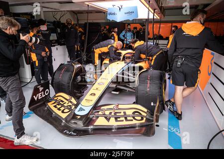 Imola, Italien . 22. April 2022. Daniel Ricciardo von McLaren Beim Training vor dem Grand Prix der Emilia Romagna F1 bei Autodromo Enzo e Dino Ferrari am 22. April 2022 in Imola, Italien. Quelle: Marco Canoniero/Alamy Live News Stockfoto