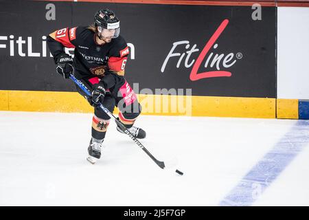 Rosenheim, Deutschland. 21. April 2022. Eishockey: Internationales Spiel, Deutschland - Schweiz im ROFA-Stadion. Mirko Höfflin aus Deutschland spielt den Puck. Quelle: Matthias Balk/dpa/Alamy Live News Stockfoto