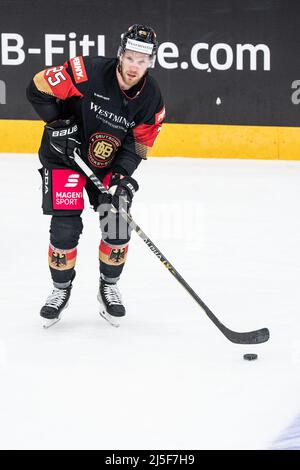 Rosenheim, Deutschland. 21. April 2022. Eishockey: Internationales Spiel, Deutschland - Schweiz im ROFA-Stadion. Daniel Schmölz aus Deutschland spielt den Puck. Quelle: Matthias Balk/dpa/Alamy Live News Stockfoto