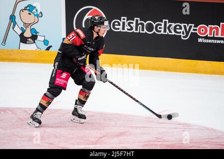 Rosenheim, Deutschland. 21. April 2022. Eishockey: Internationales Spiel, Deutschland - Schweiz im ROFA-Stadion. Danjo Leonhardt aus Deutschland spielt den Puck. Quelle: Matthias Balk/dpa/Alamy Live News Stockfoto