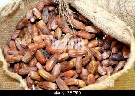 Getrocknete Datteln Früchte in einem Sackleinen, die als Hauptzusammensetzung von Khoshaf oder die Datteln Kompott, die in das Frühstück im Ramadan verwendet wird, die verwendet wird Stockfoto