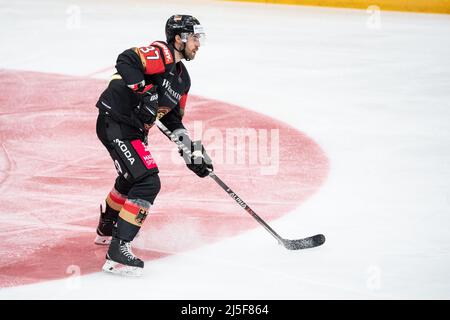 Rosenheim, Deutschland. 21. April 2022. Eishockey: Internationales Spiel, Deutschland - Schweiz im ROFA-Stadion. Tim Bender aus Deutschland spielt den Puck. Quelle: Matthias Balk/dpa/Alamy Live News Stockfoto