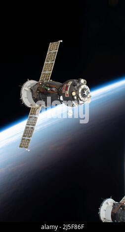 Das Sojus MS-19-Besatzungsschiff, das drei Crew-Mitglieder der Expedition 66 trägt, verlässt die Internationale Raumstation, nachdem es am 30. März 2022 vom Rassvet-Modul abgekoppeln wurde. Das Sojus-Crew-Schiff würde mit dem Fallschirm zu einer Landung in Kasachstan etwas mehr als vier Stunden später mit dem NASA-Astronauten Mark Vande Hei und den Kosmonauten Roscosmos Anton Shkaplerov und Pjotr Dubrov fliegen. Quelle: NASA über CNP Stockfoto