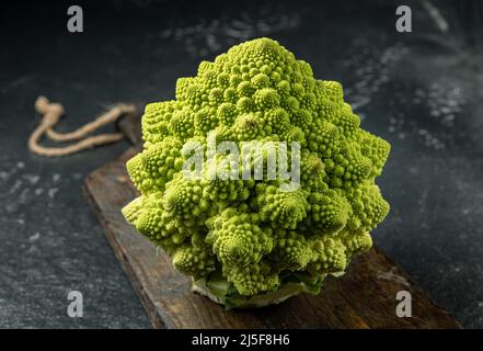 Romanesco Brokkoli Kopf auf einer dunklen Steinoberfläche, Kohl, Nahaufnahme, fibonacci Sequenz Stockfoto