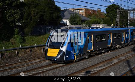 Frontwagen eines neuen HCMT, der von den Metro-Zügen Melbourne betrieben wird und an einem sonnigen Tag zur Station Flinders Street fährt Stockfoto