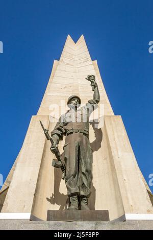 Soldatenstatue am Rande des Maqam Echahid (Märtyrerdenkmal), Betondenkmal zum Gedenken an den algerischen Unabhängigkeitskrieg in Algier Stockfoto