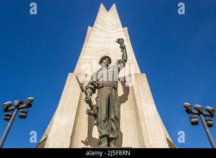 Soldatenstatue am Rande des Maqam Echahid (Märtyrerdenkmal), Betondenkmal zum Gedenken an den algerischen Unabhängigkeitskrieg in Algier Stockfoto