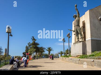 Soldatenstatue am Rande des Maqam Echahid (Märtyrerdenkmal), Betondenkmal zum Gedenken an den algerischen Unabhängigkeitskrieg in Algier Stockfoto