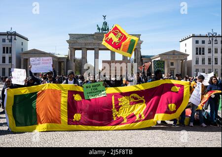 16.04.2022, Berlin, Deutschland, Europa - Anti-Regierung-Protest vor dem Brandenburger Tor zum Schutz der Menschenrechte in Sri Lanka. Stockfoto