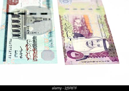Die Vorderseite Saudi-Arabiens 5 fünf Riyals Banknote mit 5 LE fünf ägyptischen Pfund Rechnung isoliert auf weißem Hintergrund, selektiver Fokus von Ägypti Stockfoto