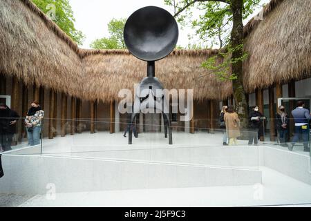 Die riesige Bronzeskulptur Satellite von Simone Leigh vor dem Pavillon der Vereinigten Staaten auf der Kunstbiennale Venedig 59. 2022 Stockfoto