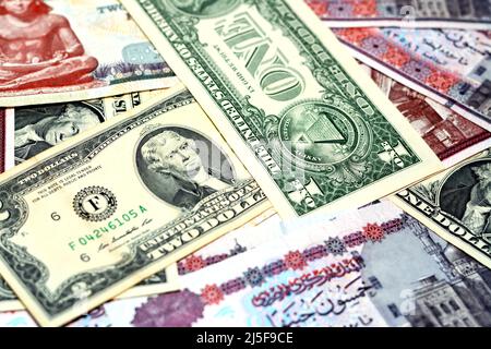 Ein Stapel von amerikanischen Dollar und ägyptischen Pfund Hintergrund, ein Stapel von 50 LE fünfzig Pfund, 200 LE zweihundert Pfund, 1 Dollar ein Dollar und 2 Dollar zwei Dollar Stockfoto