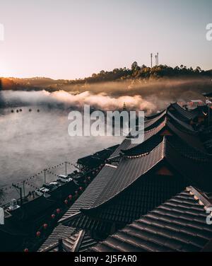 Sonnenaufgang mit Nebel über Ban Rak thai, chinesisches Dorf in der Nähe eines Sees in Mae Hong Son, Thailand Stockfoto