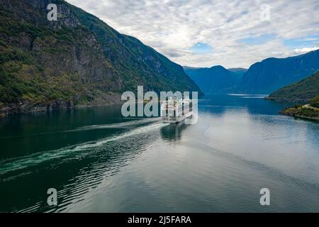 Kreuzfahrtschiff, Kreuzfahrtschiffe auf Sognefjord oder Sognefjord, Flam Norwegen Stockfoto