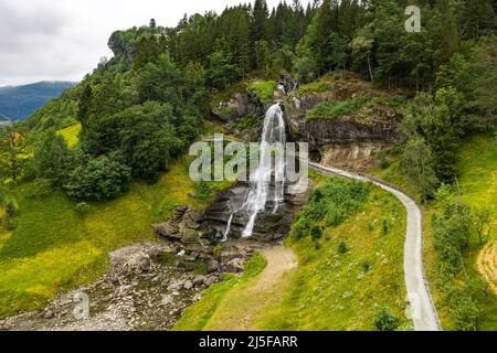 Steinsdalsfossen ist ein Wasserfall im Dorf Steine in der Gemeinde Kvam im Kreis Hordaland, Norwegen. Der Wasserfall ist einer der am meisten Vis Stockfoto