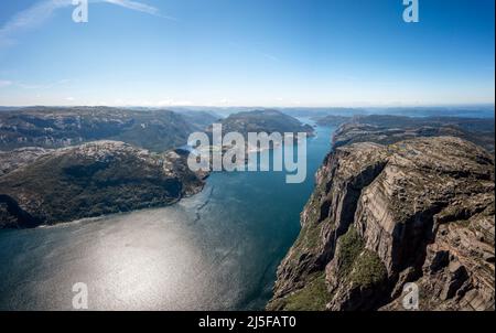 Preikestolen oder Prekestolen, auch bekannt unter den englischen Übersetzungen des Predigers Kanzel oder Preikestolen, ist eine berühmte Sehenswürdigkeit in Forsand, Ry Stockfoto