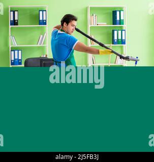 Der stattliche Mann mit Staubsauger reinigen Stockfoto