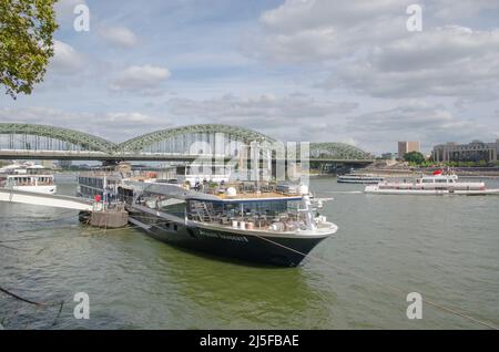 Köln-der Rhein mit Schiffen Stockfoto