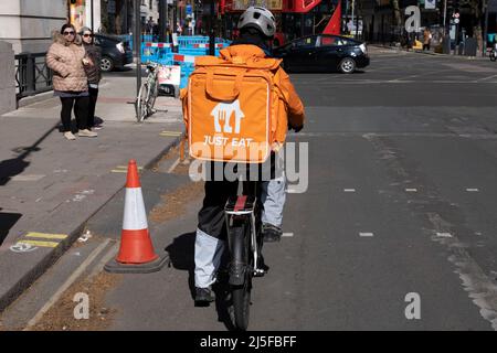 Essen Sie einfach am 10.. April 2022 in London, Großbritannien, einen Lieferfahrradkurier zum Mitnehmen. Just Eat Limited ist ein britischer Online-Service für Lebensmittelbestellung und -Lieferung, der 2001 gegründet wurde. Sie fungiert als Vermittler zwischen unabhängigen Imbissbuden und Kunden, wobei Tausende von Fahrradkurierern Lebensmittel per Fahrrad und andere Transportmittel liefern. Gig-Mitarbeiter sind unabhängige Auftragnehmer, Online-Plattformmitarbeiter, Vertragsarbeiter, Bereitstellte und Zeitarbeiter. Gig-Mitarbeiter schließen formelle Vereinbarungen mit On-Demand-Unternehmen, um Dienstleistungen für die Kunden des Unternehmens zu erbringen. Stockfoto