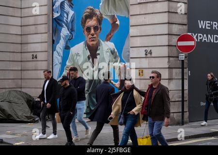 Am 10.. April 2022 in London, Großbritannien, liefern Großanzüge Markenwerbebilder in der Nähe der Regent Street. Vorbeifahrende Menschen interagieren mit den riesigen Figuren auf diesen Fotos, als ob sie im Vergleich winzig wären. Dieser Bereich der Hauptstadt ist bekannt für seine exklusiven Geschäfte, deren Marken sich an die Reichen richten. Stockfoto