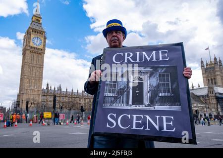Der Protestierende Steve Bray trägt einen Partygate-Hut und ein Plakat mit der Nummer 10 Downing Street als Tatort und fordert Premierminister Boris Johnson auf, nach der Partygate-Affäre und seiner jüngsten Geldbuße der Metropolitan Police wegen Verstoßes gegen die Sperrregeln am 13.. April 2022 zurückzutreten London, Großbritannien. Stockfoto
